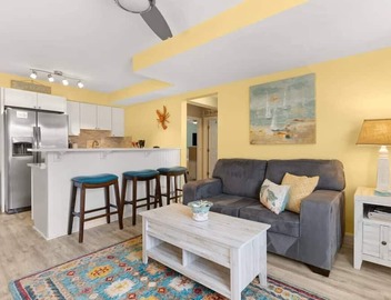 10 Mins From Downtown | Walk to Beach & Lighthouse 3