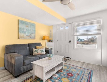 10 Mins From Downtown | Walk to Beach & Lighthouse 5