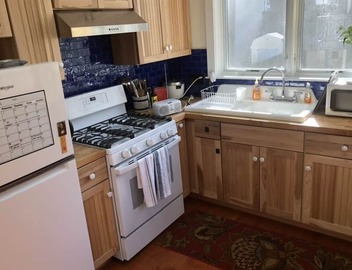 Airy new apt for 2-6. Off-street parking. Walk to shops/restaurants/subway/bus 4