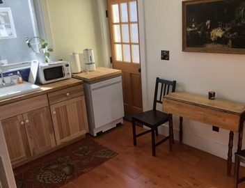 Airy new apt for 2-6. Off-street parking. Walk to shops/restaurants/subway/bus 5