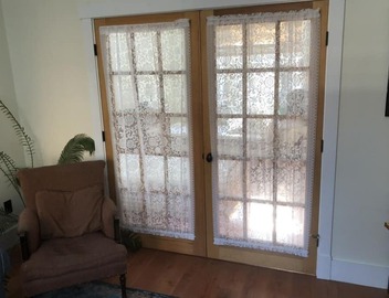 Airy new apt for 2-6. Off-street parking. Walk to shops/restaurants/subway/bus 2