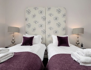Dramatic view of Edinburgh Castle, Luxury 5 star in the City Centre, Princes Street Gardens 3