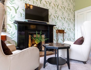 Dramatic view of Edinburgh Castle, Luxury 5 star in the City Centre, Princes Street Gardens 2