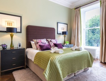 Dramatic view of Edinburgh Castle, Luxury 5 star in the City Centre, Princes Street Gardens 5