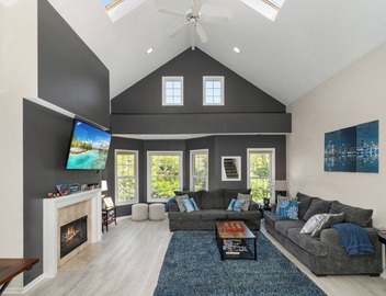Dramatic Wrigley Loft +PRIVATE Rooftop, Center of Wrigley, Ranked GUEST FAVORITE 3