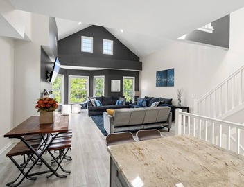 Dramatic Wrigley Loft +PRIVATE Rooftop, Center of Wrigley, Ranked GUEST FAVORITE 5