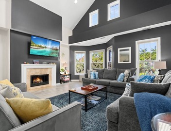Dramatic Wrigley Loft +PRIVATE Rooftop, Center of Wrigley, Ranked GUEST FAVORITE 2