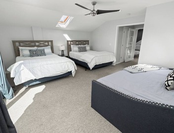 Dramatic Wrigley Loft +PRIVATE Rooftop, Center of Wrigley, Ranked GUEST FAVORITE 4