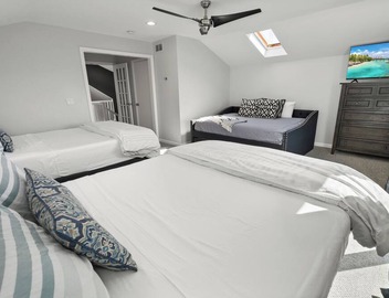 Dramatic Wrigley Loft +PRIVATE Rooftop, Center of Wrigley, Ranked GUEST FAVORITE 3