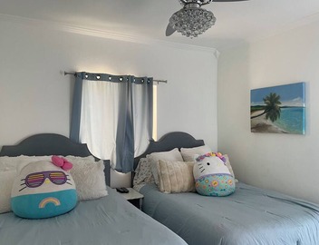 2 blocks 2 Beach Beautiful Condo with Pool 4