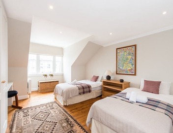 Stay in this tranquil and gorgeous City Centre home, for a unique Edinburgh experience 2
