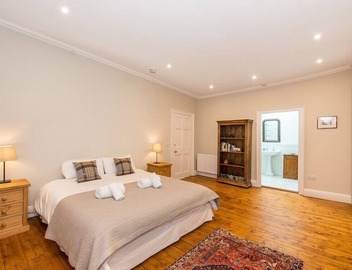 Stay in this tranquil and gorgeous City Centre home, for a unique Edinburgh experience 5