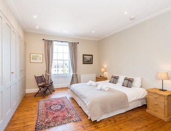 Stay in this tranquil and gorgeous City Centre home, for a unique Edinburgh experience 5