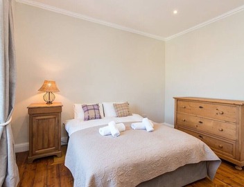 Stay in this tranquil and gorgeous City Centre home, for a unique Edinburgh experience 3