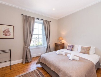 Stay in this tranquil and gorgeous City Centre home, for a unique Edinburgh experience 4
