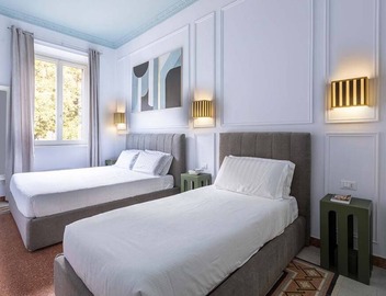 The bright, spacious apartment is located in Via Luigi Settembrini, on the 1st floor of an elegant Art Nouveau residential building with porter's lodge and elevator, from the early 20th century. During the most recent renovation work, some antique, elegan 5