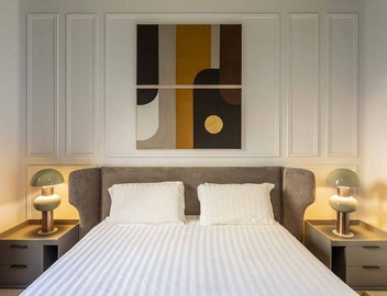 The bright, spacious apartment is located in Via Luigi Settembrini, on the 1st floor of an elegant Art Nouveau residential building with porter's lodge and elevator, from the early 20th century. During the most recent renovation work, some antique, elegan 5