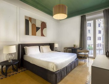 The bright, spacious apartment is located in Via Luigi Settembrini, on the 1st floor of an elegant Art Nouveau residential building with porter's lodge and elevator, from the early 20th century. During the most recent renovation work, some antique, elegan 2