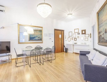This recently renovated, beautiful, bright apartment has been completely redesigned. It is located on the 4th floor with elevator. There are three bedrooms: the first with a large double bed (180cmx200cm), the second bedroom has two single beds and the th 4