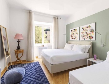 This recently renovated, beautiful, bright apartment has been completely redesigned. It is located on the 4th floor with elevator. There are three bedrooms: the first with a large double bed (180cmx200cm), the second bedroom has two single beds and the th 3