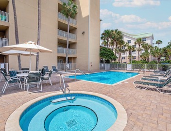 Emerald Dunes 105 - Gulf Front, Crystal Beach, Heated Community Pool, Hot Tub! 5