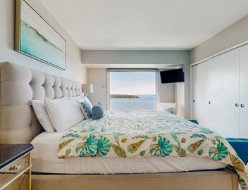 Luxury suite with fitness center, features shared pool and hot tub 3