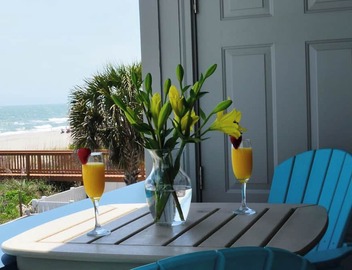 Charming & Cozy 1st Floor Oceanfront and Beachfront Studio-Newly Renovated! 3