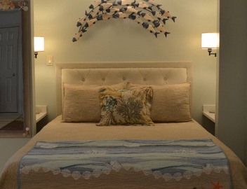 Charming & Cozy 1st Floor Oceanfront and Beachfront Studio-Newly Renovated! 4