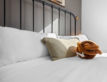 Light-Filled Artsy Stay in Little Tokyo, Walk to best Sushi Bars and Metro 4