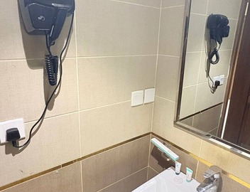 Comfortable hotel in beautiful Jeddah with refreshing AC 5