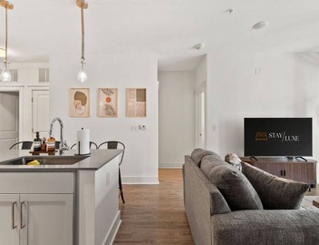 Uptown Escape - Free Parking, Pool, Walkable 3