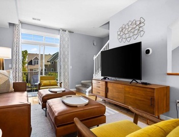 Midcentury Getaway: Walk to Everything! 5