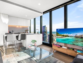 Stylish City Apartment with Expanding City Views 4