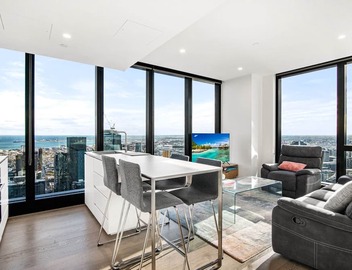 Stylish City Apartment with Expanding City Views 3