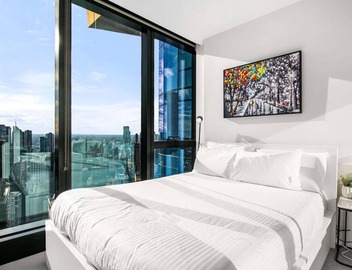 Stylish City Apartment with Expanding City Views 4