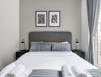 Luxury 2 Bedroom Apartment near London Bridge Sleeps 6 Tube Across Street 2