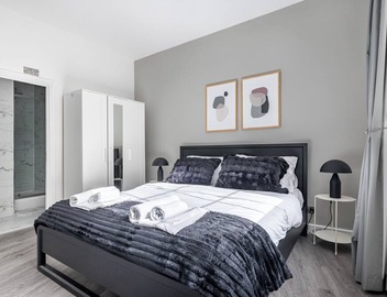 Luxury 2 Bedroom Apartment near London Bridge Sleeps 6 Tube Across Street 4