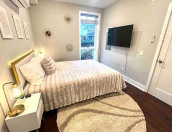 Juliet Balcony | Cute & Cozy Center City 1BR Apt 3