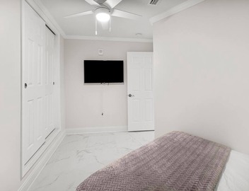 Spacious 6-bedroom luxury condo at Emerald Coast with resort amenities 5