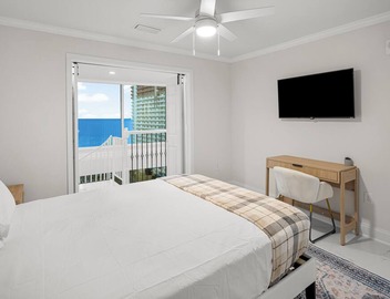 Spacious 6-bedroom luxury condo at Emerald Coast with resort amenities 4