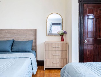Historic Brownstone Elegance: Blue Colonial Suite 2