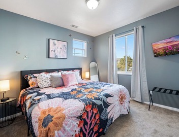 Stylish & Spacious w/King Beds, Mountain Views, Gym, Frwy Access & 2 Balconies! 3
