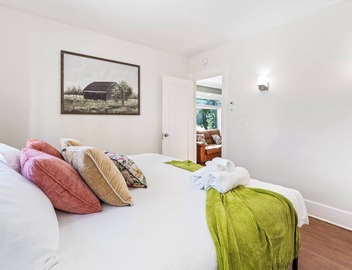 Comfortable, easy access, prime location, King-size bed! 4