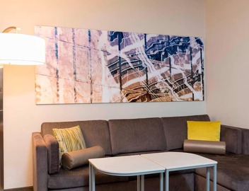 Modern Suite w/Free Breakfast & Onsite Pool Near Cumberland CTA Station 2