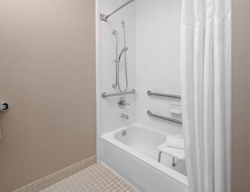Modern Suite w/Free Breakfast & Onsite Pool Near Cumberland CTA Station 3