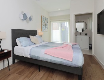 Newly Renovated 4B4B Suite in Central Los Angeles 4