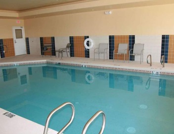 Near Riverdale Golf | Pool + Free Breakfast 3