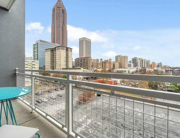 Two-Bedroom Apartment w/Balcony - Gym - Balcony 4