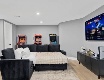 Ultimate Cambridge Mansion Sleeps 14 with Spa Bath, HUGE Game Room & 2 Parking 5