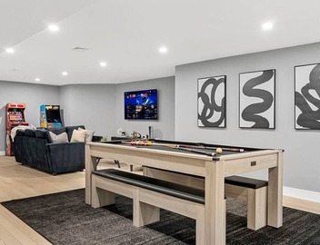 Ultimate Cambridge Mansion Sleeps 14 with Spa Bath, HUGE Game Room & 2 Parking 3